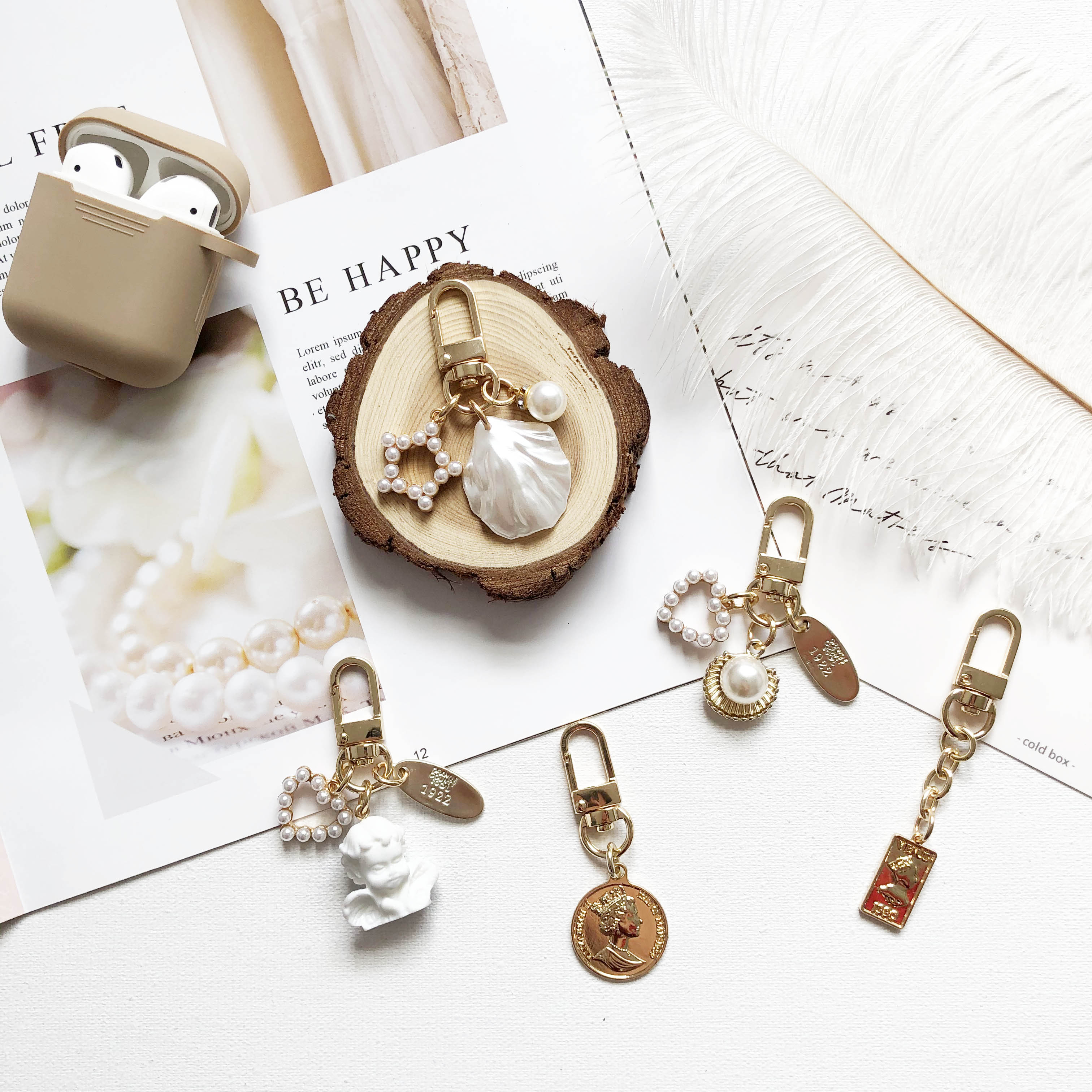 South Korea Ins Temperament Pearl Shell Numismatic Retro Queen Gold Coin Bag Pendant Airpods Protective Sleeve Key Buckle