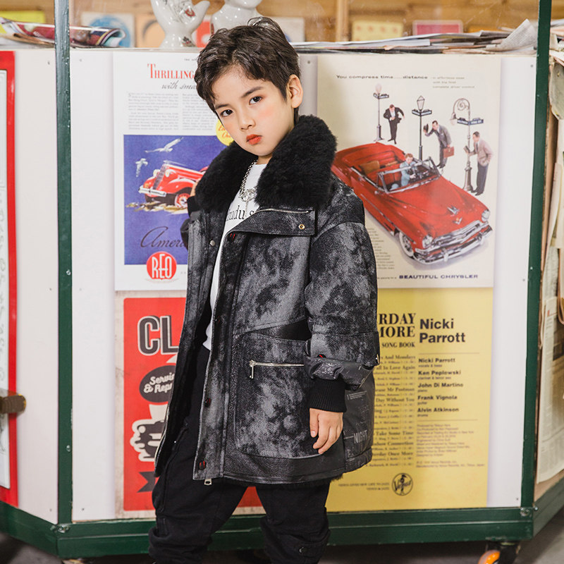 2022 - Father and son of a child's feather clothes and a white velvet fur coat fur fur fur in one winter