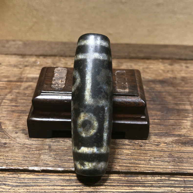 Tibet Tianzhu Nine Leaf Rock Six Eyes Pearl Xiangxiong period natural cinnabar full of various totem Tantras