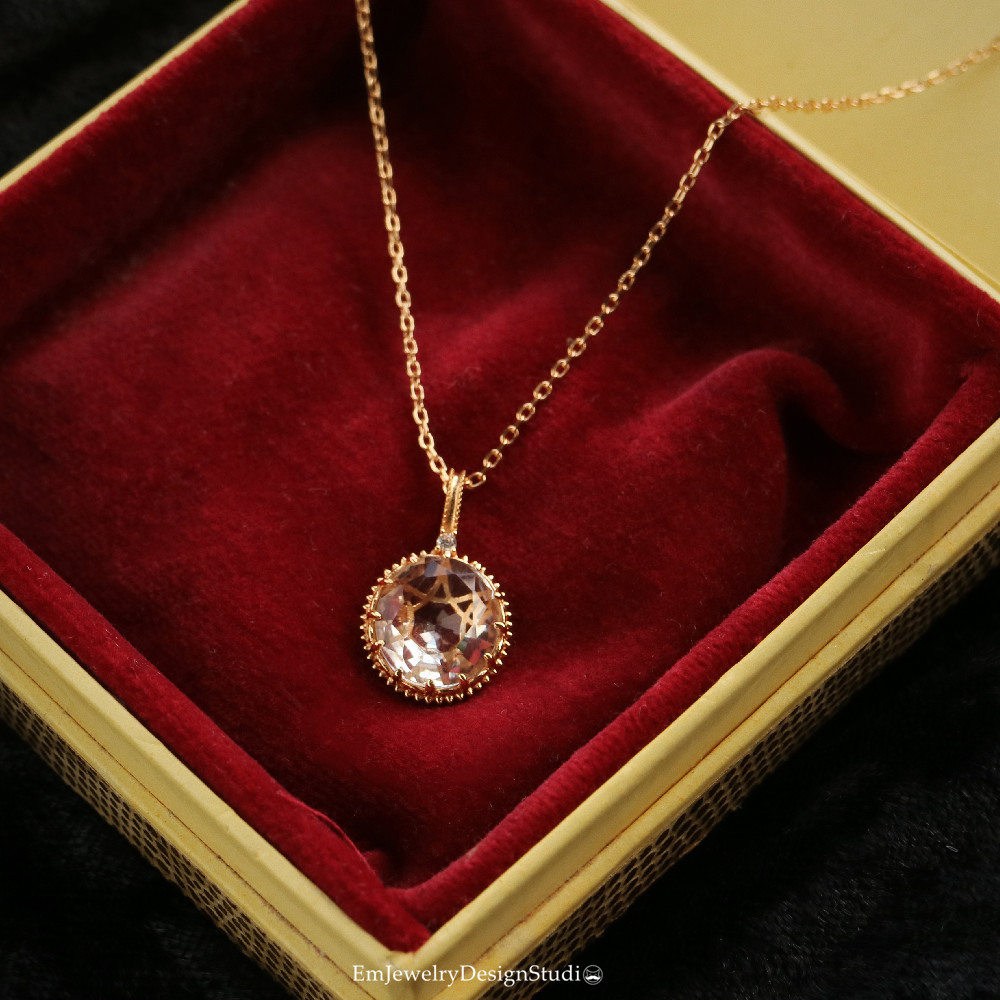 Day Faculty light and luxurious inlaid white crystal necklace silver gilded double-sided hollowed-out retro patterned jewel brief lock bone chain