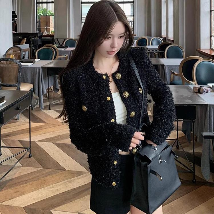 优雅风尚新宠——小香风奶白针织外套