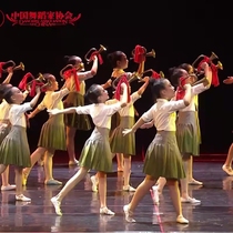 61 Childrens choral suit The  Little Horseback to listen to the number and dance to the red scarf patriotism out of the suit