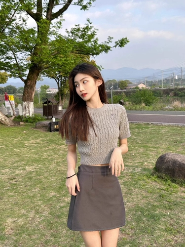 Ретро шелковый трикотажный короткий свитер, облегающий крой