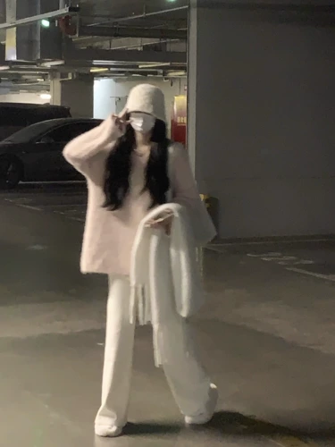 Розовый длинный бархатный демисезонный трикотажный свитер, средней длины