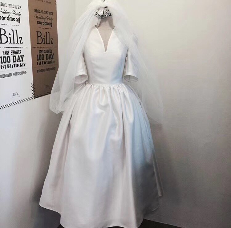 Ollie] new import satin large butterfly knot light wedding dress concise and elegant retro outdoor lawn wedding writing true 