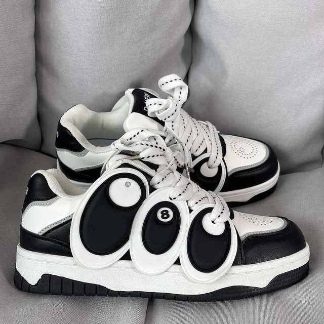 ເກີບຜູ້ຊາຍໃນພາກຮຽນ spring ແລະ summer 2024 ໃຫມ່ versatile retro ສີດໍາແລະສີຂາວ sneakers panda ins trend ເກີບກິລາບາດເຈັບແລະນັກສຶກສາ