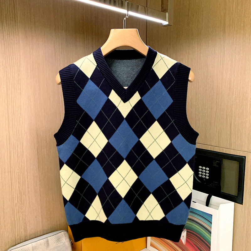 British Retro Color-Blocked Jacquard Heart-Neck Knitted Vest for Men, Trendy and Unique Sweater Vest for Men