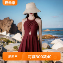 lulu cozys gorgeous temperament is accompanied by a sense of high-end and its conservative pure lust design shows graceful curves