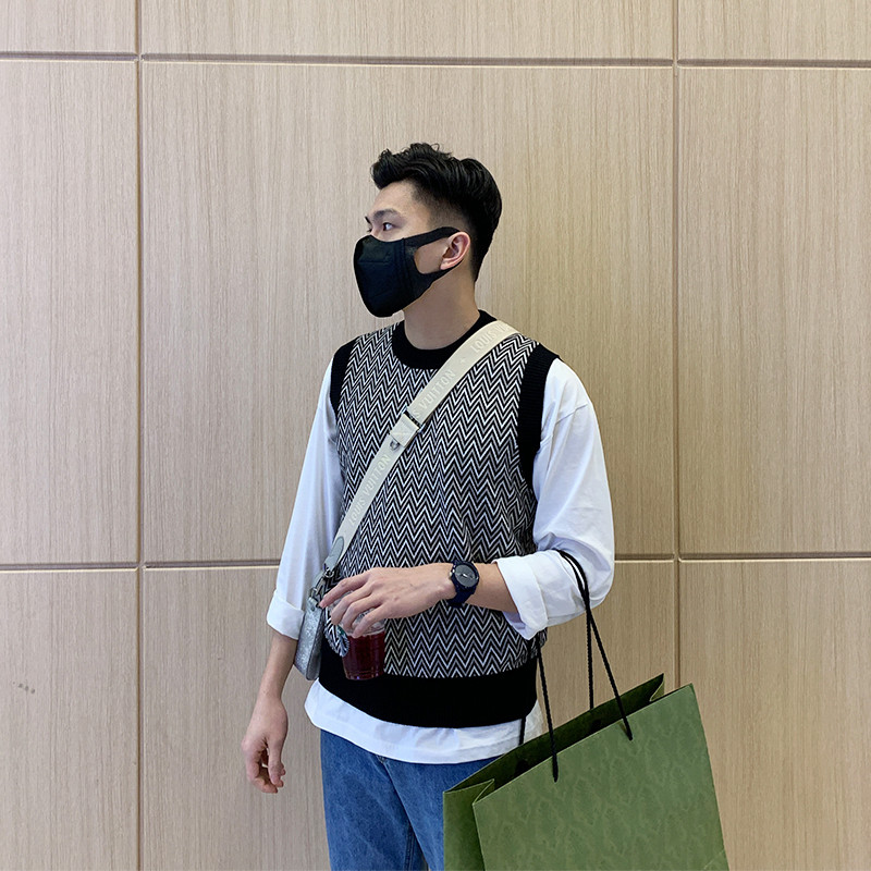 Korean classic retro diamond cork knitting 2022 new horse vest in spring light vest male sweater