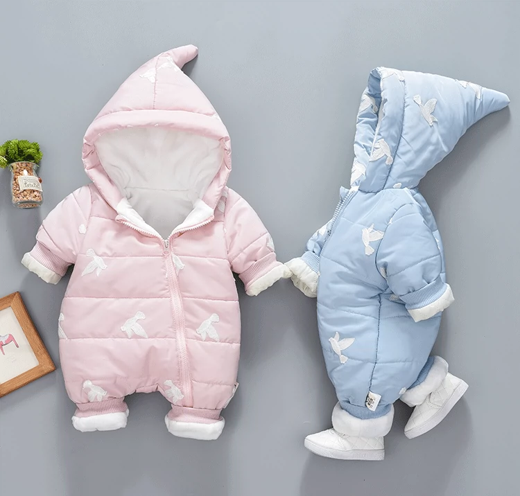 Áo khoác bé gái mùa đông được may bằng vải nhung cộng với mũ nhung trẻ em áo khoác cotton cho bé ra ngoài