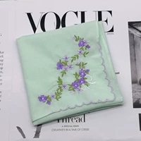 Зеленый фиолетовый цветок