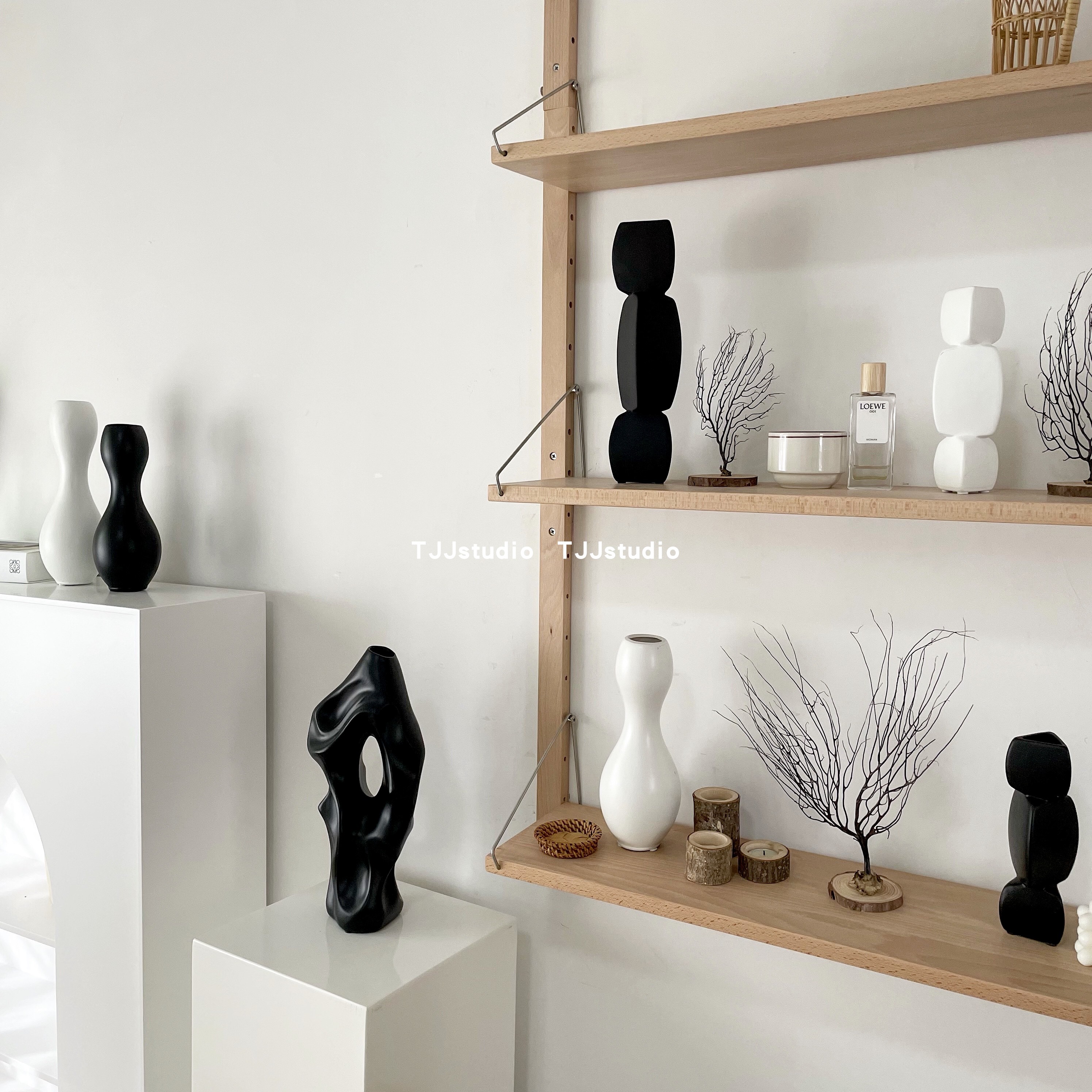 Creative black and white ceramic vase geometric irregular shaped abstract flower studio homestay decoration decoration