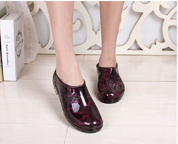 Xuân 2018 Giày mới nước thoáng khí nhà bếp thỏi đi mưa đi giày nữ mang giày công sở chống trượt đơn giày mưa giày nhựa không thấm nước