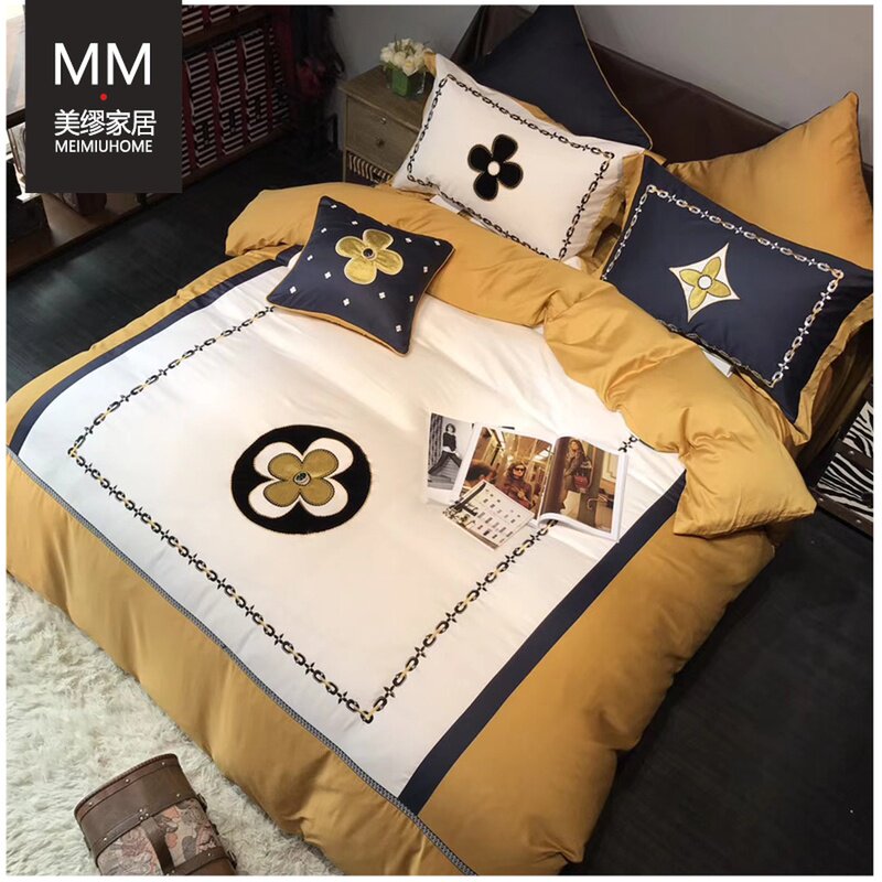 Accent Clover Cloth Appliqué Splicing Four-piece Set 60s Satin Cotton Quilt Cover Brown Simple Bedding