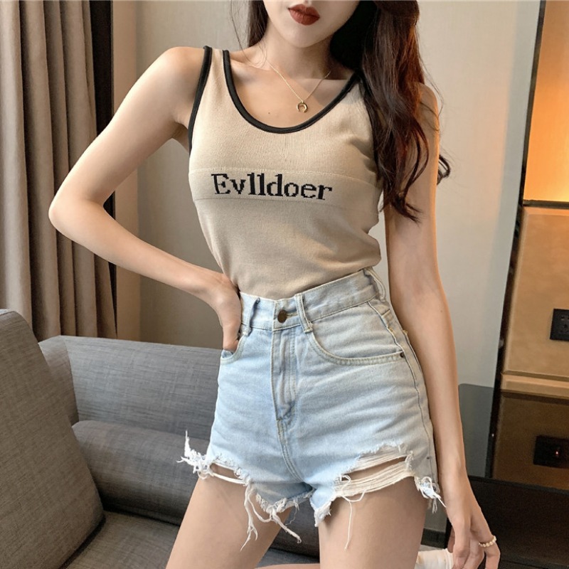 Knitted small camisole Vest Women spring 2022 new European and American style ins hot girl short top design sense niche