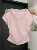 Розовая весенняя летняя футболка, дизайнерский короткий корсет, V-образный вырез, тренд сезона, облегающий крой