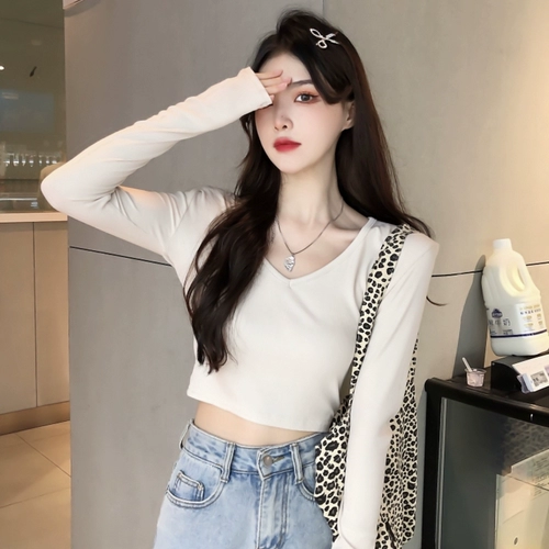 Белая приятная телу осенняя футболка, модный дизайнерский короткий лонгслив, V-образный вырез, в западном стиле, тренд сезона, в обтяжку