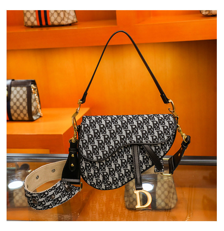 Hong Kong retro saddle bag women's messenger bag all-match bag handbag embroidery pet one-shoulder horseshoe bag