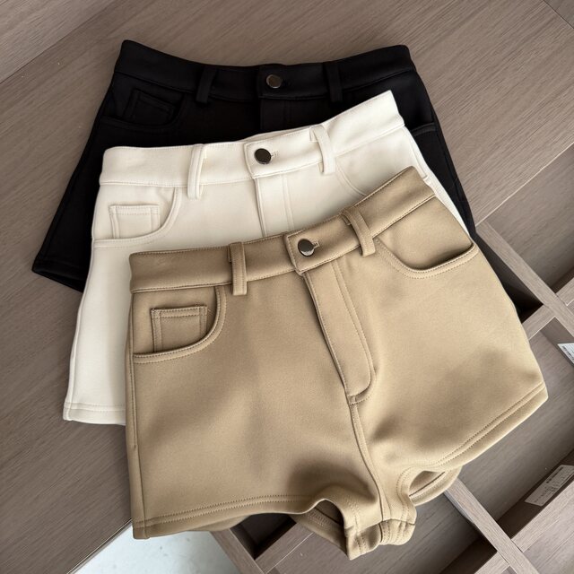 Lin Xi Xi, the Queen of Matching Outfits, Presents Her Autumn and Winter High-Waisted, Stretchy, Slim-Fitting Shorts with a Structured, Wide A-Line Design, a Short Casual Style