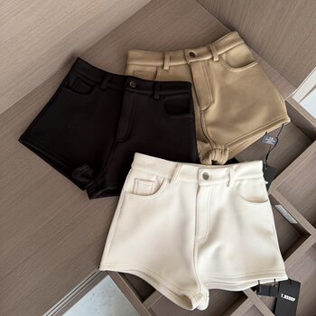 Lin Xi Xi, the Queen of Matching Outfits, Presents Her Autumn and Winter High-Waisted, Stretchy, Slim-Fitting Shorts with a Structured, Wide A-Line Design, a Short Casual Style