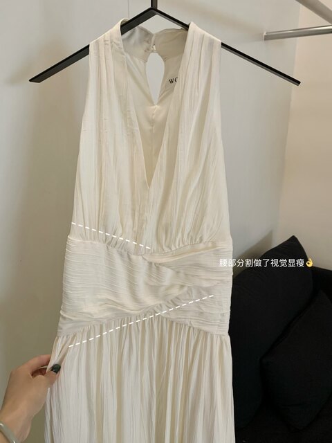 Lin Xiasha's French-Style Pleated V-Neck Halter Design, Unique and Beautiful Long Dress with a Cinched Waist