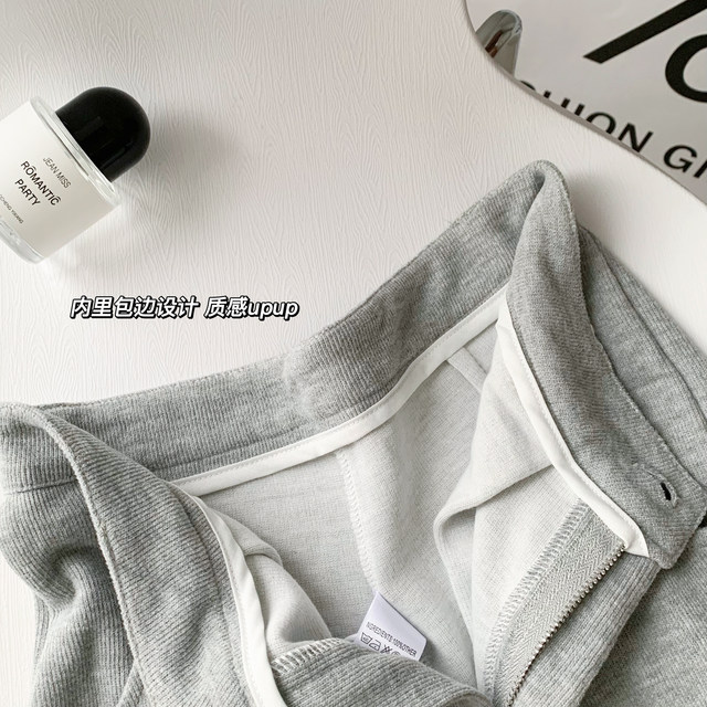 Lin Xi Xi's New Style Creates a Folded Waist, Casual Gray Flared Pants