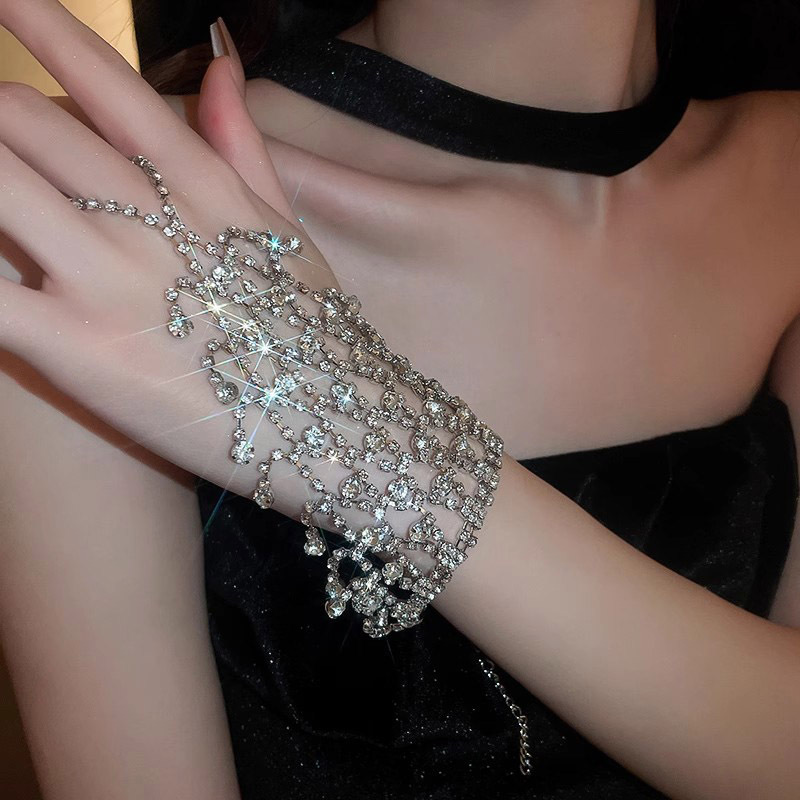 Bracelet and Ring Integrated Performance Accessory, Light Luxury Vintage Dress, Sparkling Diamond Wrist Chain, Fashionable and Unique Temperament Bracelet for Women