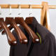 ເຄື່ອງນຸ່ງຫົ່ມໄມ້ແຂງ hanger ຊຸດຄົວເຮືອນຊຸດເສື້ອຄຸມ seamless ເຄື່ອງນຸ່ງຫົ່ມຫ້ອຍ wardrobe ໄມ້ໄມ້ hanging rack ເຄື່ອງນຸ່ງຫົ່ມເກັບຮັກສາເຄື່ອງນຸ່ງຫົ່ມສະຫນັບສະຫນູນ