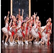 Girlsprimary and middle school students school uniforms for young children with dress and tie red scarves costumes speech chorus stage acting out