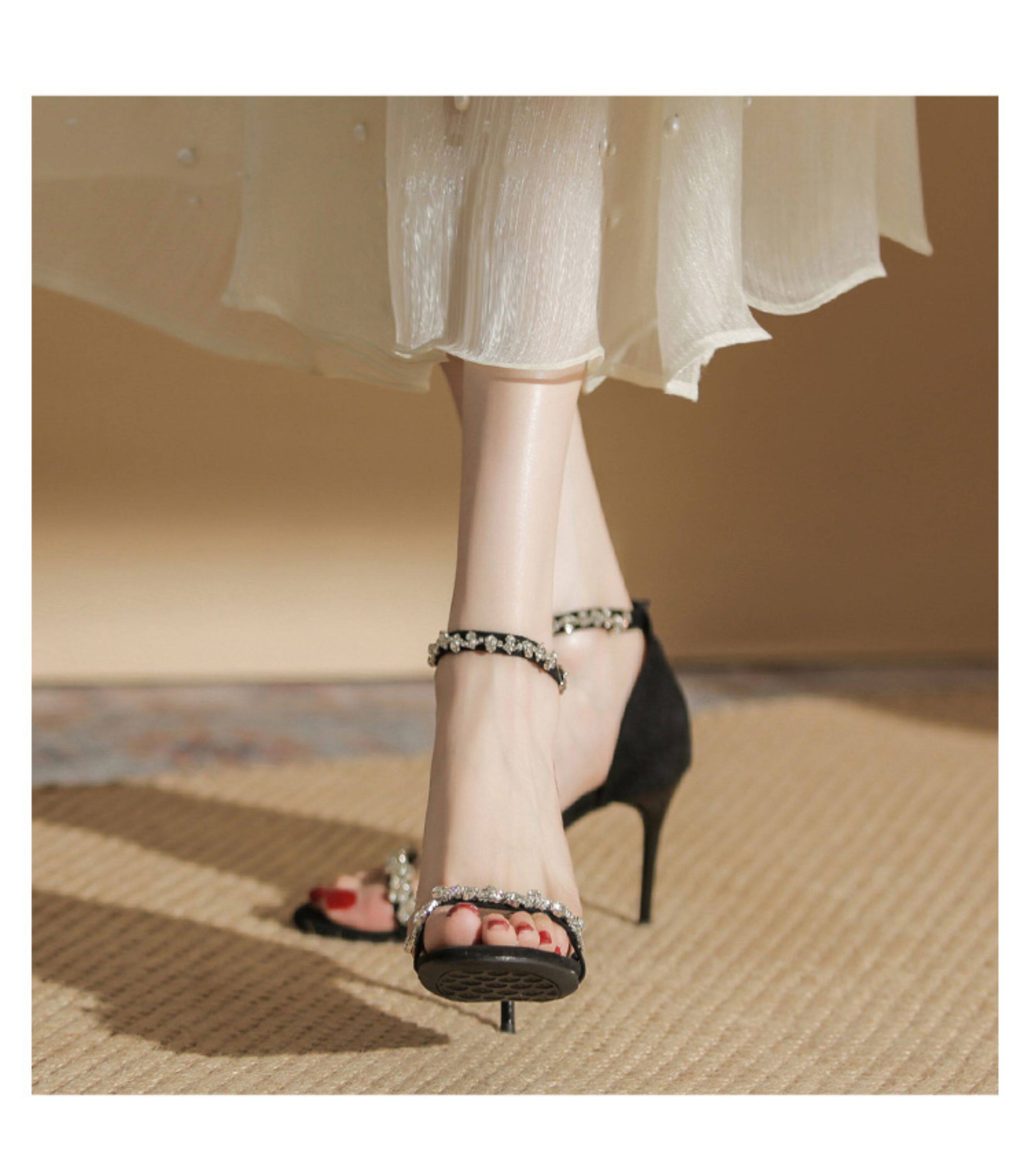 Летние босоножки, универсальные черные туфли на высоком каблуке с ремешком, Гонконг, 2025 года 叁里 