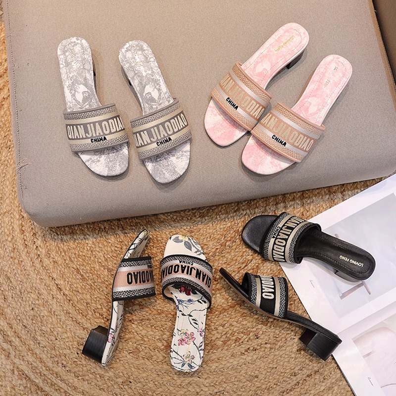 Hong Kong Style Mid-Heel Chunky Heel Genuine Leather Slippers for Women 2026 Summer Versatile Embroidered Letter Flat Beach Sandals Hong Kong Style Mid-Heel Chunky Heel Genuine Leather Slippers for Women 2026 Summer Versatile Embroidered Letter Flat Beach Sandals