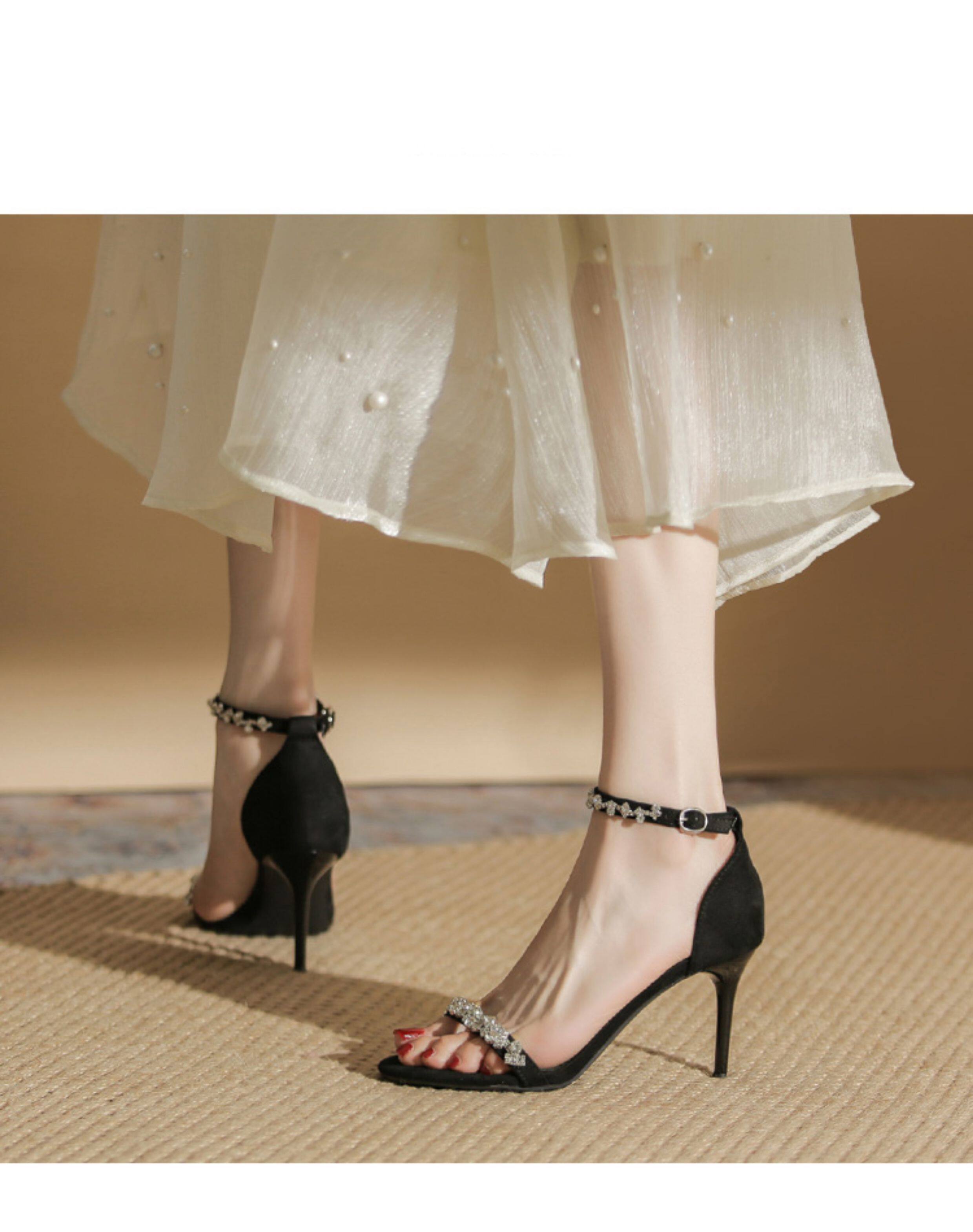 Летние босоножки, универсальные черные туфли на высоком каблуке с ремешком, Гонконг, 2025 года 叁里 