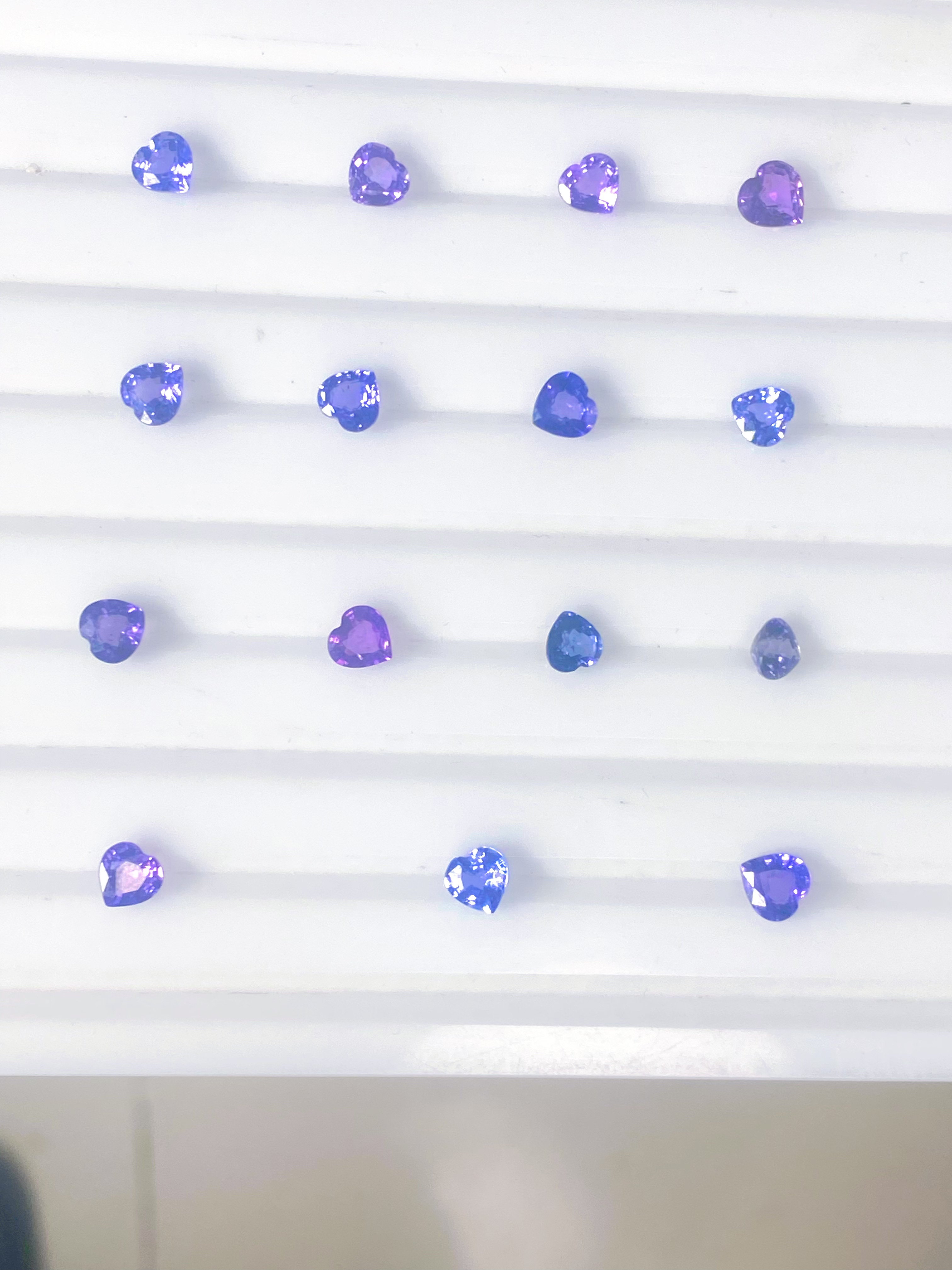 天然无烧明亮紫粉色蓝宝石裸石适合什么样的人群？