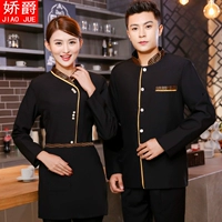 Отец -официант услуги обслуживания рабочего обслуживания девочка Long -sleeved Hotel Restaurant Restaurant Hotpot и овощи.