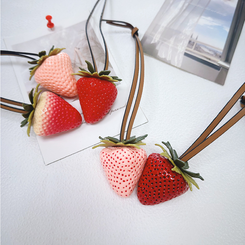 New Raspberry Pink Faux Strawberry Bag Charm, Celebrity Style, High-End Cute Keychain, Car Hanging Ornament, Gift