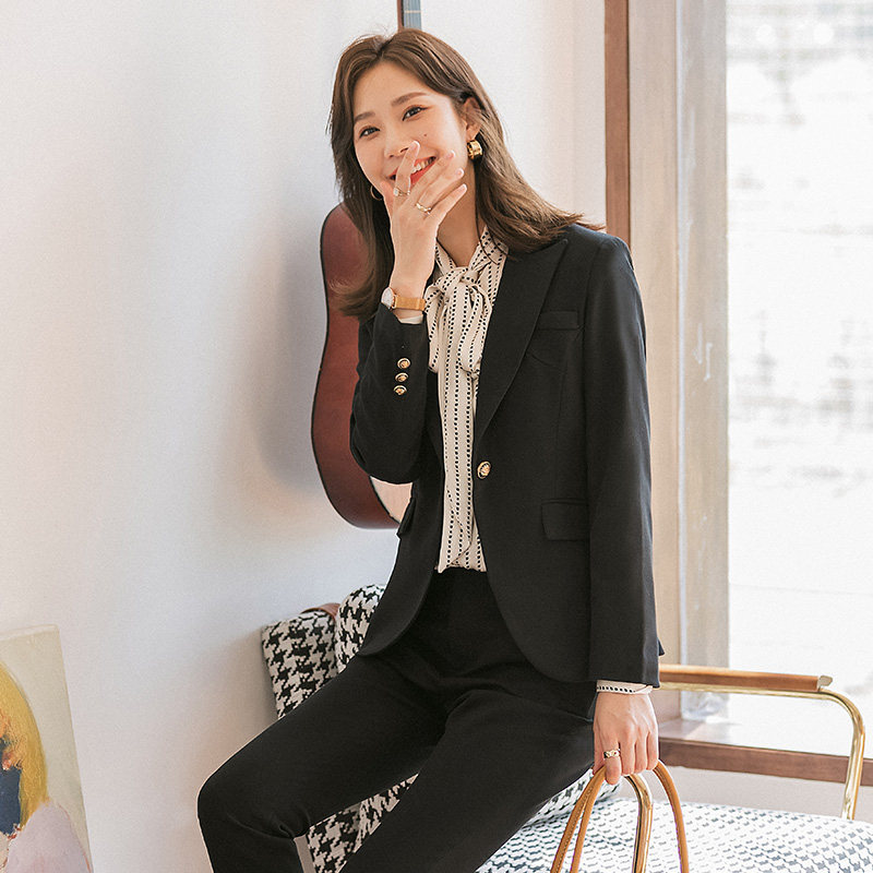 Black 100 hitch a little suit and suit women.