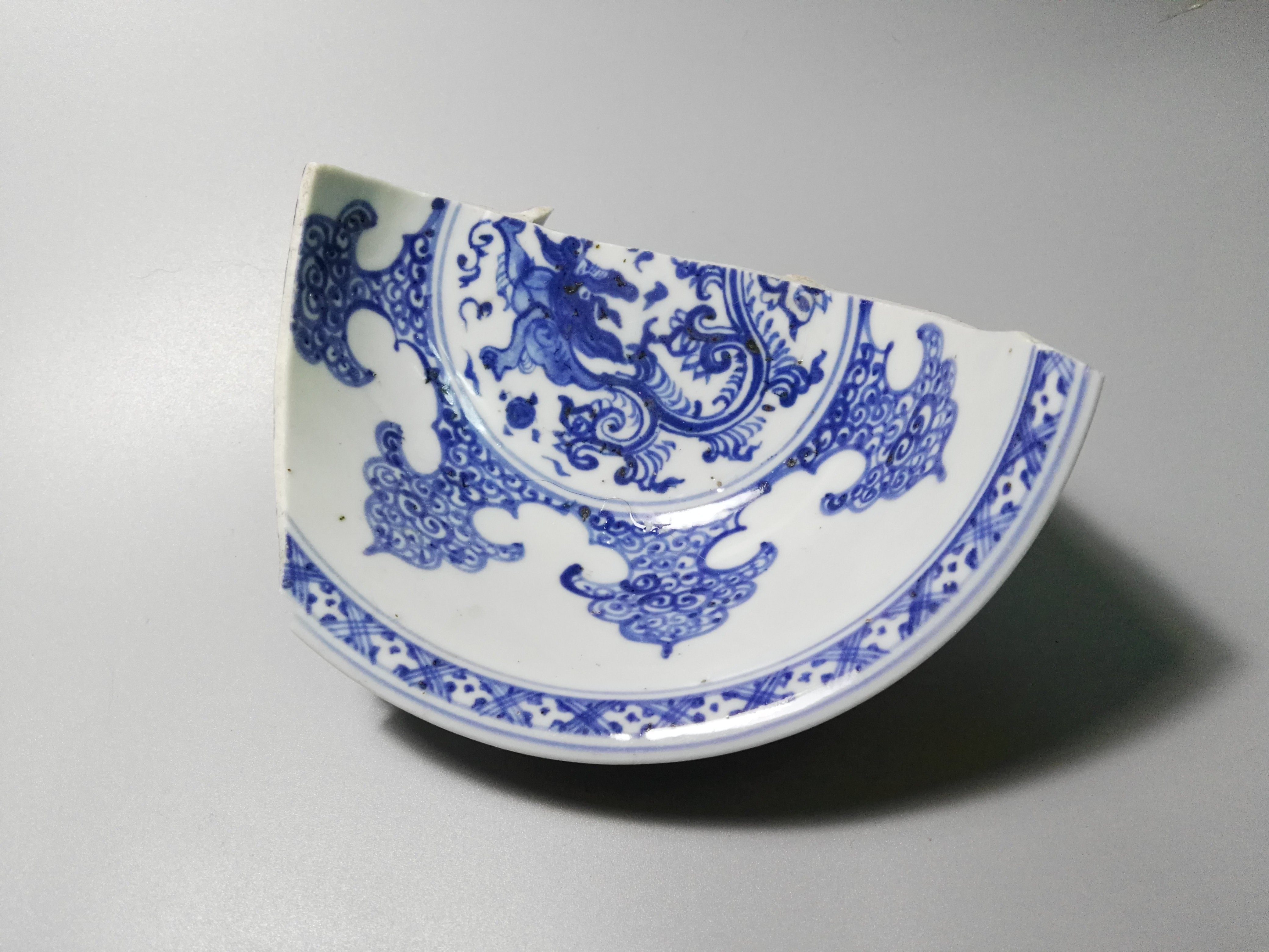 Ming Dynasty Chenghua blue and white vanilla dragon dragon pattern multi-level decoration high-grade ancient porcelain specimen