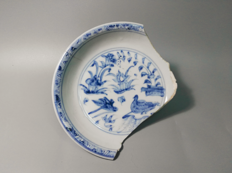 Ming Dynasty Chenghua blue and white full pool Jiao Pond Mandarin duck Elegant hair color equal green residual plate porcelain