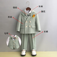 Зеленый пиджак классического кроя, жилет, рубашка, штаны, галстук-бабочка на лацкан