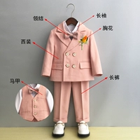 Розовый пиджак классического кроя, жилет, рубашка, штаны, галстук-бабочка на лацкан