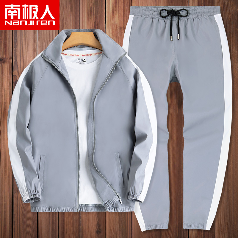 Nam giới thường phù hợp với mùa hè loose-fitting Hàn Quốc phiên bản của xu hướng này với một bộ quần áo giản dị đẹp trai hai mảnh thiết mỏng.