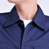 Рабочая одежда с длинной рабочей одеждой Установка инженерного сервера по инженерному серверу.