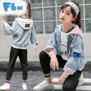 Cô gái denim jacket mùa xuân và mùa thu năm 2020 áo gió trẻ em mới dài ròng quần áo vừa cô gái hơi trẻ em màu đỏ.