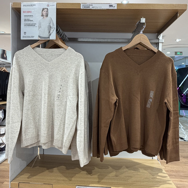 Uniqlo 486320 Women's Machine Washable V-Neck Knit Sweater