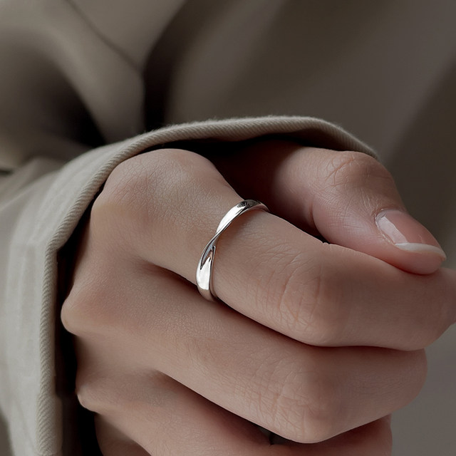 S925 sterling silver rings withMöbius ring for women, niche design ແຫວນທໍາມະດາ, ແສງສະຫວ່າງສູງລະດັບຄວາມຫລູຫລາແລະແຫວນແບບເຢັນ