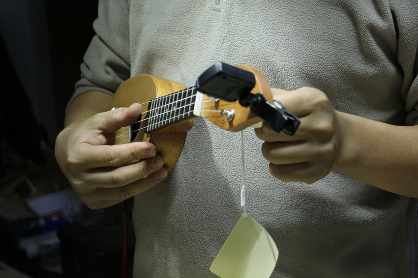 Ukulele repair and adjustment of the Cassi Workshop