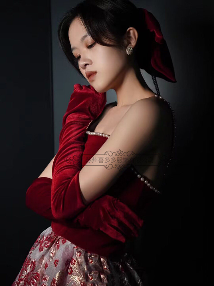 2026年婚礼必备:黑色丝绒长款手套🧤能否提升你的法式赫本风婚纱照格调?