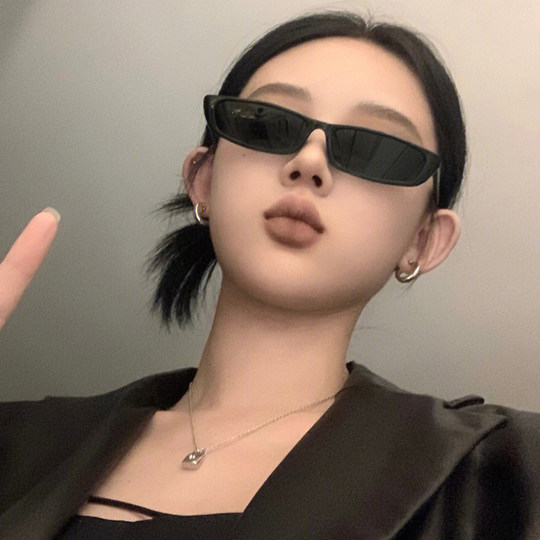 New trendy and cool sunglasses for women, high-end Internet celebrities, retro narrow frame European and American sunglasses, design alien glasses