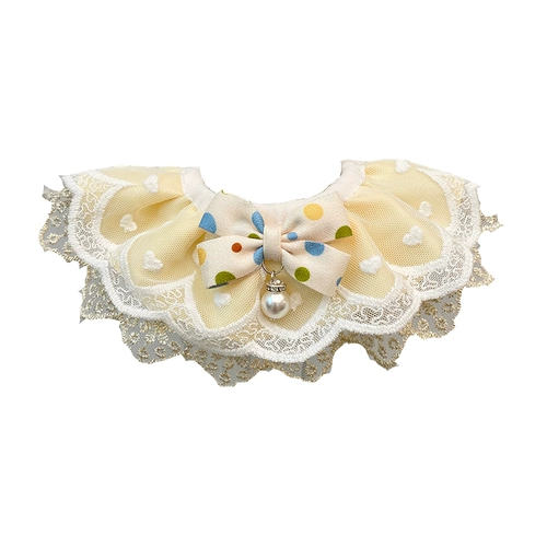 Кошка и собака окружают шею воротник рта полотенце полотенец