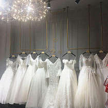 Wrought iron clothing store hanger display rack Womens dress wedding dress rack ceiling hanging clothes rack U-shaped rack on the wall